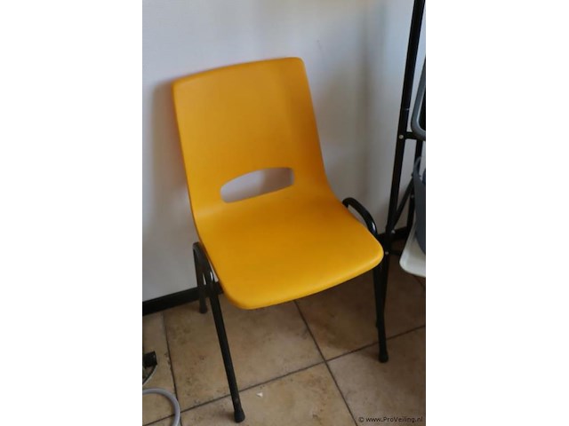 Partij diversen bestaande uit 2x kantinestoelen, 1x magazijnrek met uitneembare kunststof bakken & 6x poetspapier rollen - afbeelding 2 van  5