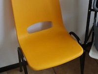 Partij diversen bestaande uit 2x kantinestoelen, 1x magazijnrek met uitneembare kunststof bakken & 6x poetspapier rollen - afbeelding 2 van  5