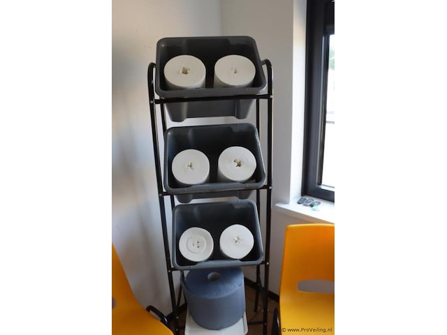 Partij diversen bestaande uit 2x kantinestoelen, 1x magazijnrek met uitneembare kunststof bakken & 6x poetspapier rollen - afbeelding 3 van  5