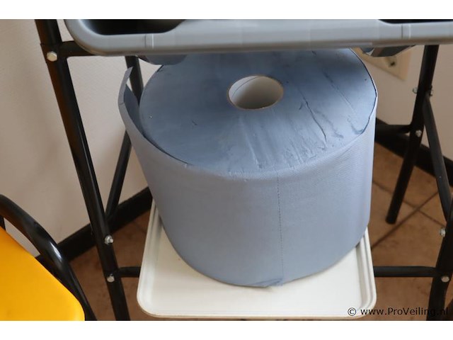 Partij diversen bestaande uit 2x kantinestoelen, 1x magazijnrek met uitneembare kunststof bakken & 6x poetspapier rollen - afbeelding 4 van  5