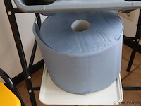 Partij diversen bestaande uit 2x kantinestoelen, 1x magazijnrek met uitneembare kunststof bakken & 6x poetspapier rollen - afbeelding 4 van  5