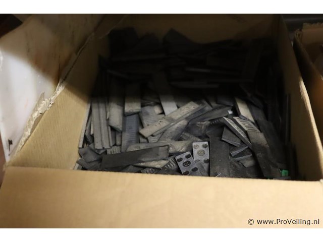 Partij diversen bestaande uit o.a. coroplast awx celband 9 x 4 mm, verzinkt staaldraad & draadnagels - afbeelding 12 van  16