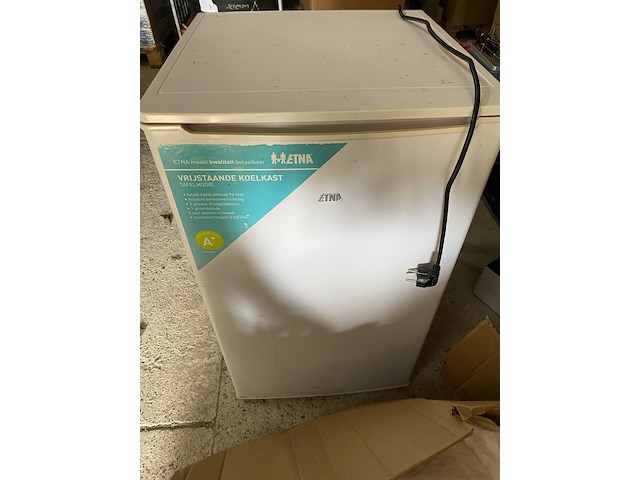 Partij diversen, bestaande uit o.a. koelkast, bureaustoel en gereedschapskisten - afbeelding 1 van  13