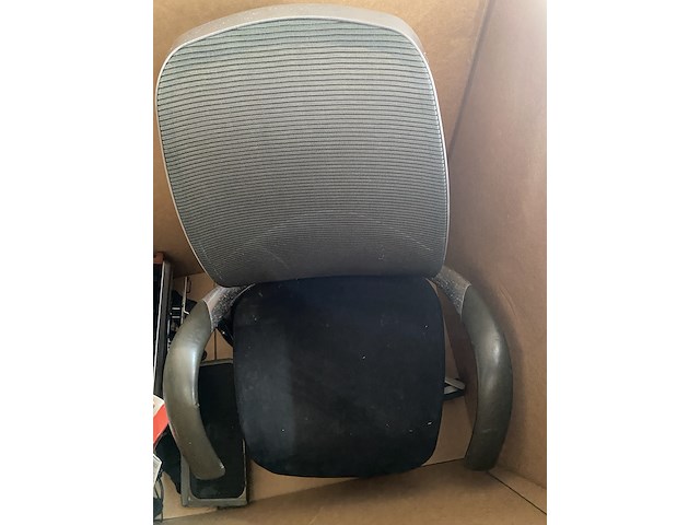 Partij diversen, bestaande uit o.a. koelkast, bureaustoel en gereedschapskisten - afbeelding 6 van  13