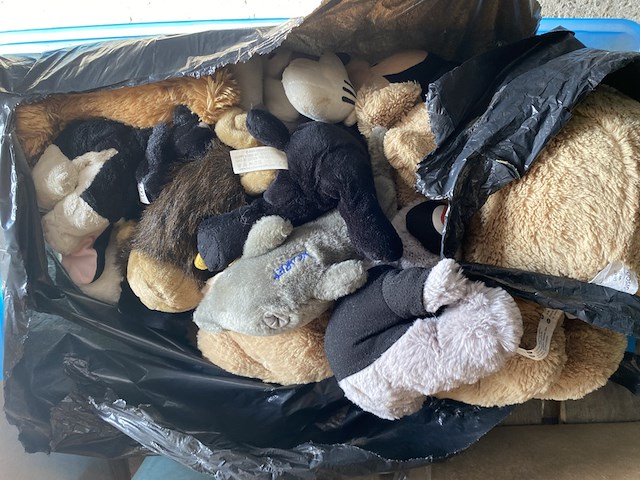 Partij diversen, bestaande uit o.a. koelkast, bureaustoel en gereedschapskisten - afbeelding 12 van  13