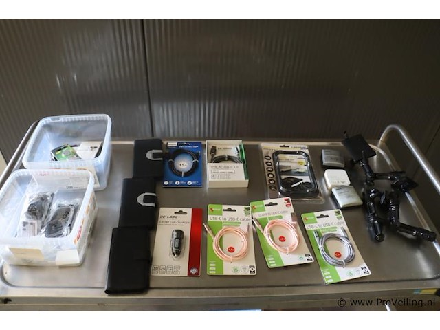 Partij diversen bestaande uit o.a. oplaadkabels, telefoonhoesjes & anti-slip mat - afbeelding 1 van  9