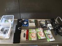 Partij diversen bestaande uit o.a. oplaadkabels, telefoonhoesjes & anti-slip mat - afbeelding 1 van  9