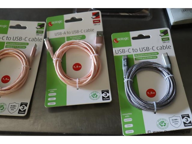 Partij diversen bestaande uit o.a. oplaadkabels, telefoonhoesjes & anti-slip mat - afbeelding 3 van  9
