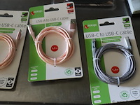 Partij diversen bestaande uit o.a. oplaadkabels, telefoonhoesjes & anti-slip mat - afbeelding 3 van  9
