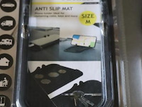 Partij diversen bestaande uit o.a. oplaadkabels, telefoonhoesjes & anti-slip mat - afbeelding 5 van  9