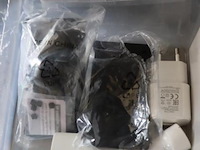 Partij diversen bestaande uit o.a. oplaadkabels, telefoonhoesjes & anti-slip mat - afbeelding 8 van  9
