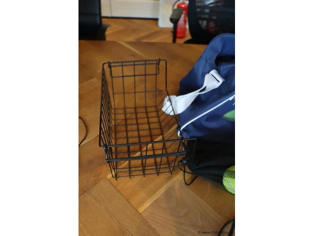 Partij diversen bestaande uit o.a. schildersezel, sporttas, draadmand & plantengieter - afbeelding 6 van  7