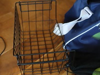 Partij diversen bestaande uit o.a. schildersezel, sporttas, draadmand & plantengieter - afbeelding 6 van  7