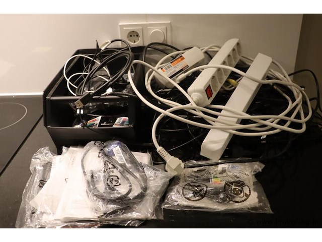 Partij diversen bestaande uit o.a. stekkerdozen & aansluitsnoeren - afbeelding 1 van  6