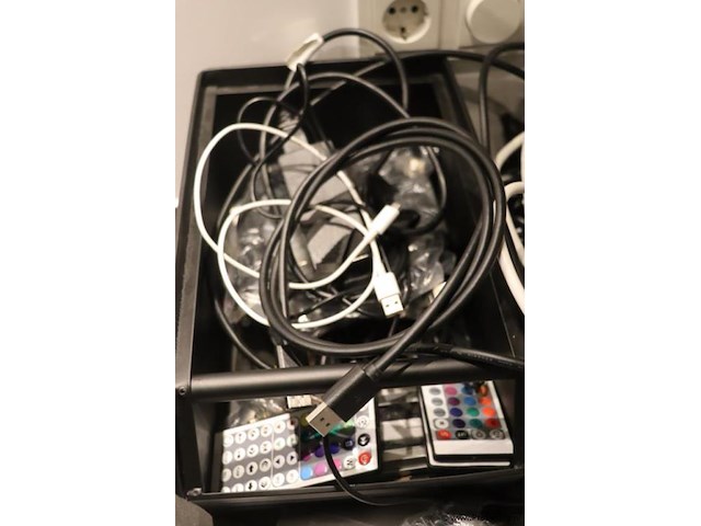 Partij diversen bestaande uit o.a. stekkerdozen & aansluitsnoeren - afbeelding 2 van  6