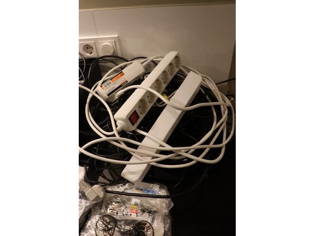 Partij diversen bestaande uit o.a. stekkerdozen & aansluitsnoeren - afbeelding 3 van  6