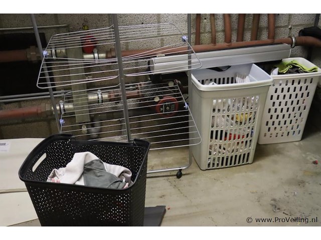 Partij diversen bestaande uit o.a. wasmanden incl. inhoud, wasrek & dweilemmers - afbeelding 1 van  4