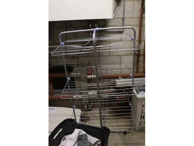 Partij diversen bestaande uit o.a. wasmanden incl. inhoud, wasrek & dweilemmers - afbeelding 2 van  4