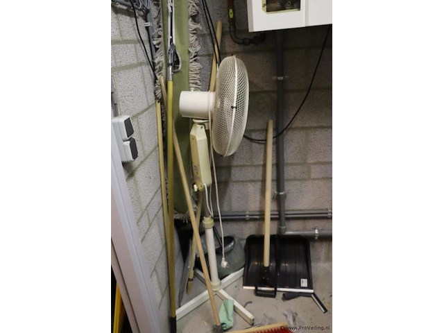 Partij diversen bestaande uit o.a. wasmanden incl. inhoud, wasrek & dweilemmers - afbeelding 3 van  4