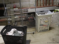 Partij diversen bestaande uit o.a. wasmanden incl. inhoud, wasrek & dweilemmers - afbeelding 1 van  4