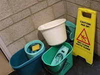 Partij diversen bestaande uit o.a. wasmanden incl. inhoud, wasrek & dweilemmers - afbeelding 4 van  4