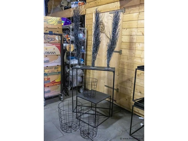 Partij diversen bestaande uit sidetable, bijzettafel, 3x draadmanden & 3x decoratieve takken - afbeelding 1 van  5