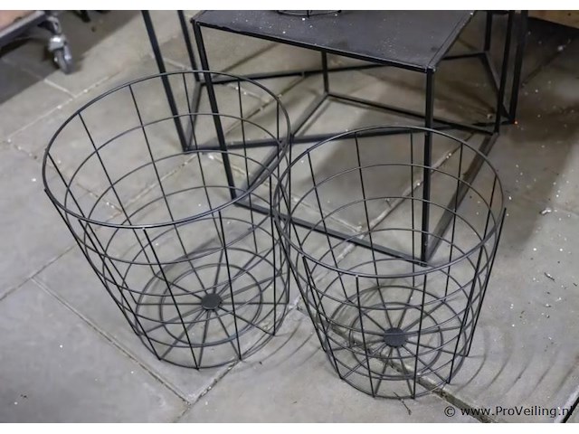 Partij diversen bestaande uit sidetable, bijzettafel, 3x draadmanden & 3x decoratieve takken - afbeelding 3 van  5