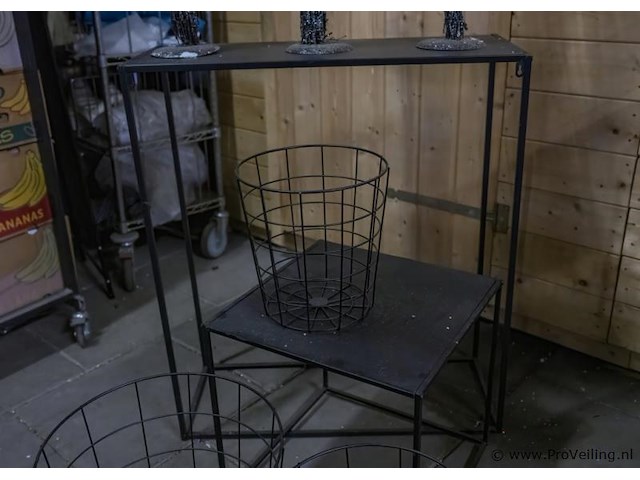Partij diversen bestaande uit sidetable, bijzettafel, 3x draadmanden & 3x decoratieve takken - afbeelding 4 van  5