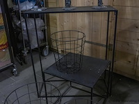 Partij diversen bestaande uit sidetable, bijzettafel, 3x draadmanden & 3x decoratieve takken - afbeelding 4 van  5