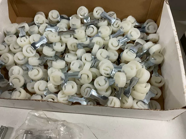 Partij diversen deurbeslag en schanieren - afbeelding 7 van  9
