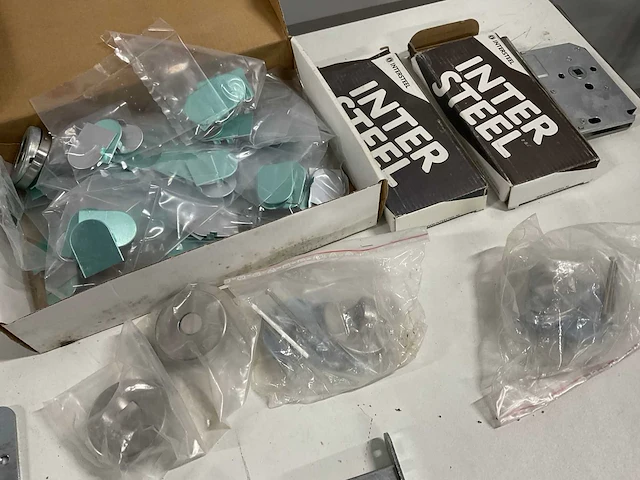 Partij diversen deurbeslag en schanieren - afbeelding 8 van  9