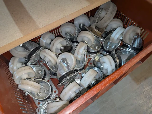 Partij diversen in 6x rolcontainer - afbeelding 6 van  28