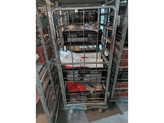 Partij diversen in 6x rolcontainer - afbeelding 19 van  28