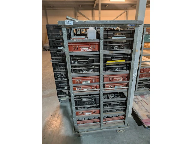 Partij diversen in 6x rolcontainer - afbeelding 24 van  28