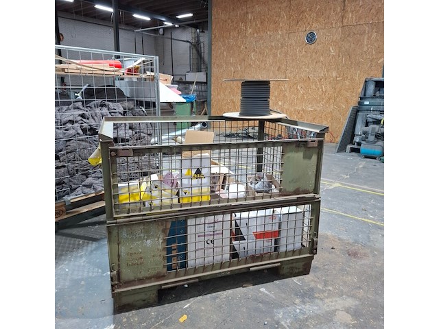 Partij diversen in gitterbox - afbeelding 1 van  11