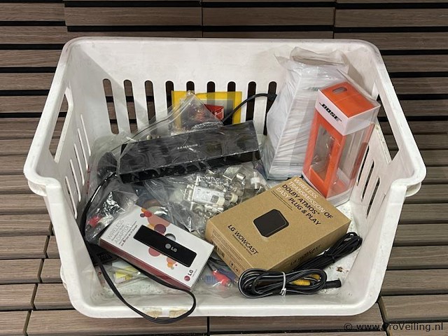 Partij diversen in krat bestaande uit o.a. lg wiresless adapter & wowcast - afbeelding 1 van  2