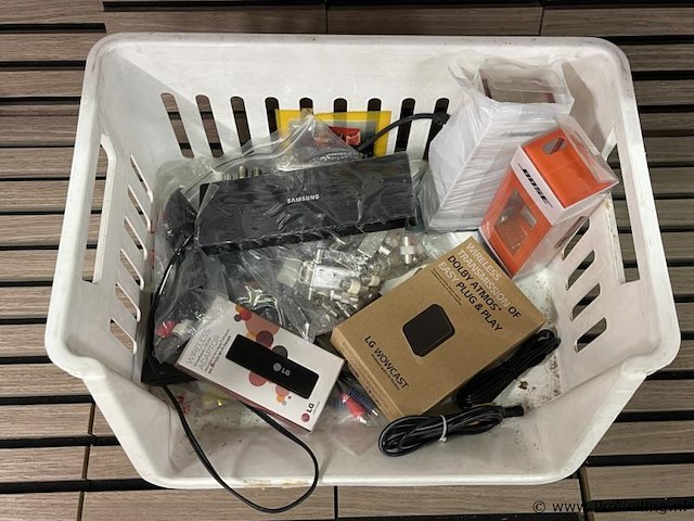 Partij diversen in krat bestaande uit o.a. lg wiresless adapter & wowcast - afbeelding 2 van  2