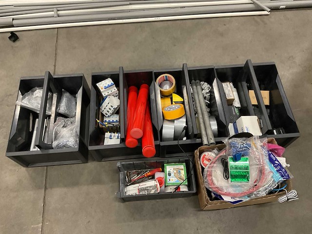 Partij diversen in meeneembak - afbeelding 1 van  5