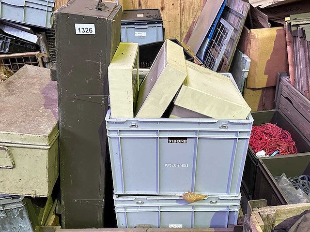 Partij diversen legeruitrusting en magazijninventaris - afbeelding 2 van  13