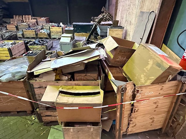 Partij diversen legeruitrusting en magazijninventaris - afbeelding 4 van  13