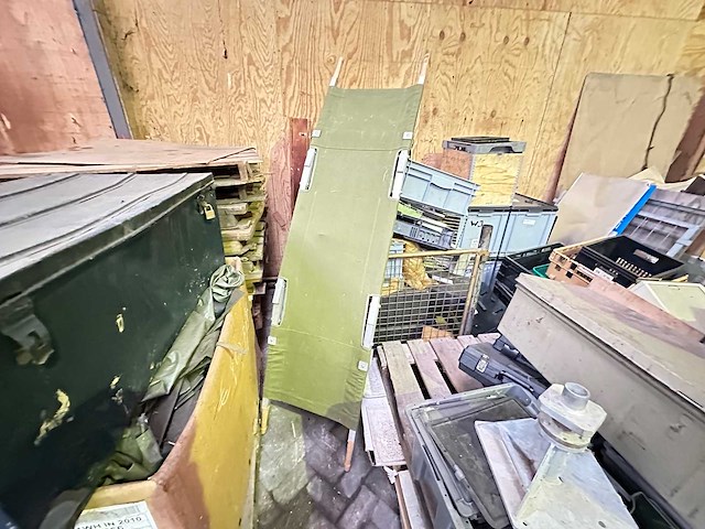 Partij diversen legeruitrusting en magazijninventaris - afbeelding 1 van  13