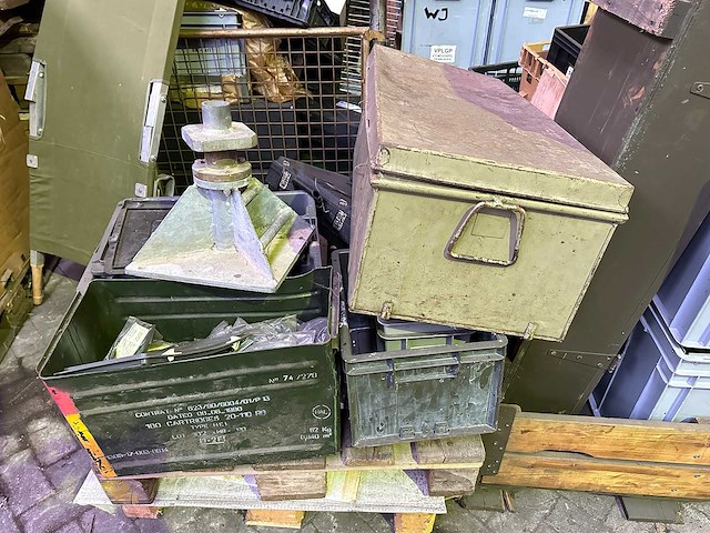 Partij diversen legeruitrusting en magazijninventaris - afbeelding 6 van  13