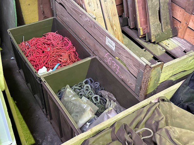 Partij diversen legeruitrusting en magazijninventaris - afbeelding 11 van  13
