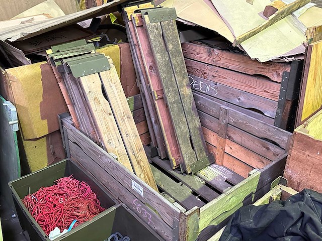 Partij diversen legeruitrusting en magazijninventaris - afbeelding 13 van  13