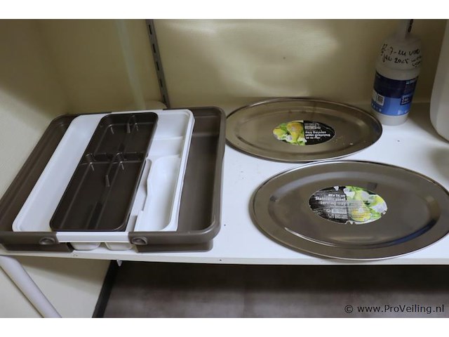 Partij diversen o.a. afvalemmers, rieten mand, schalen & bestekbak - afbeelding 2 van  5