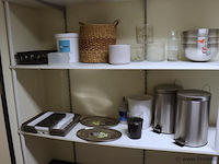 Partij diversen o.a. afvalemmers, rieten mand, schalen & bestekbak