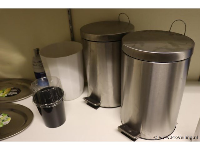 Partij diversen o.a. afvalemmers, rieten mand, schalen & bestekbak - afbeelding 3 van  5