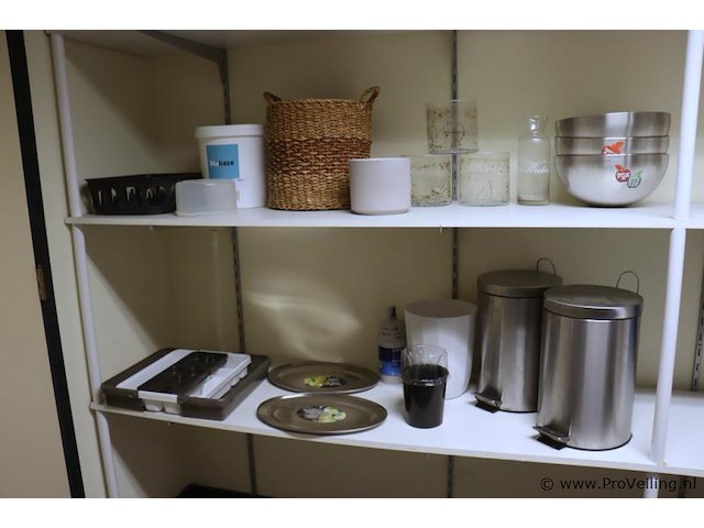 Partij diversen o.a. afvalemmers, rieten mand, schalen & bestekbak - afbeelding 1 van  5