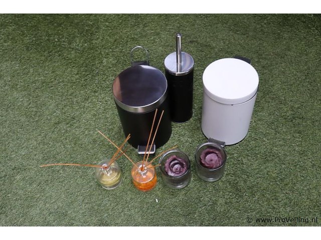 Partij diversen o.a. afvalemmers, toiletborstelhouder & kaarsje in glas - afbeelding 1 van  3