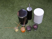 Partij diversen o.a. afvalemmers, toiletborstelhouder & kaarsje in glas - afbeelding 1 van  3